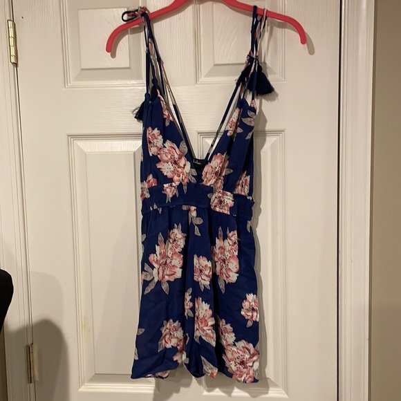 Lulu’s blue Floral Romper - Picture 4 of 6